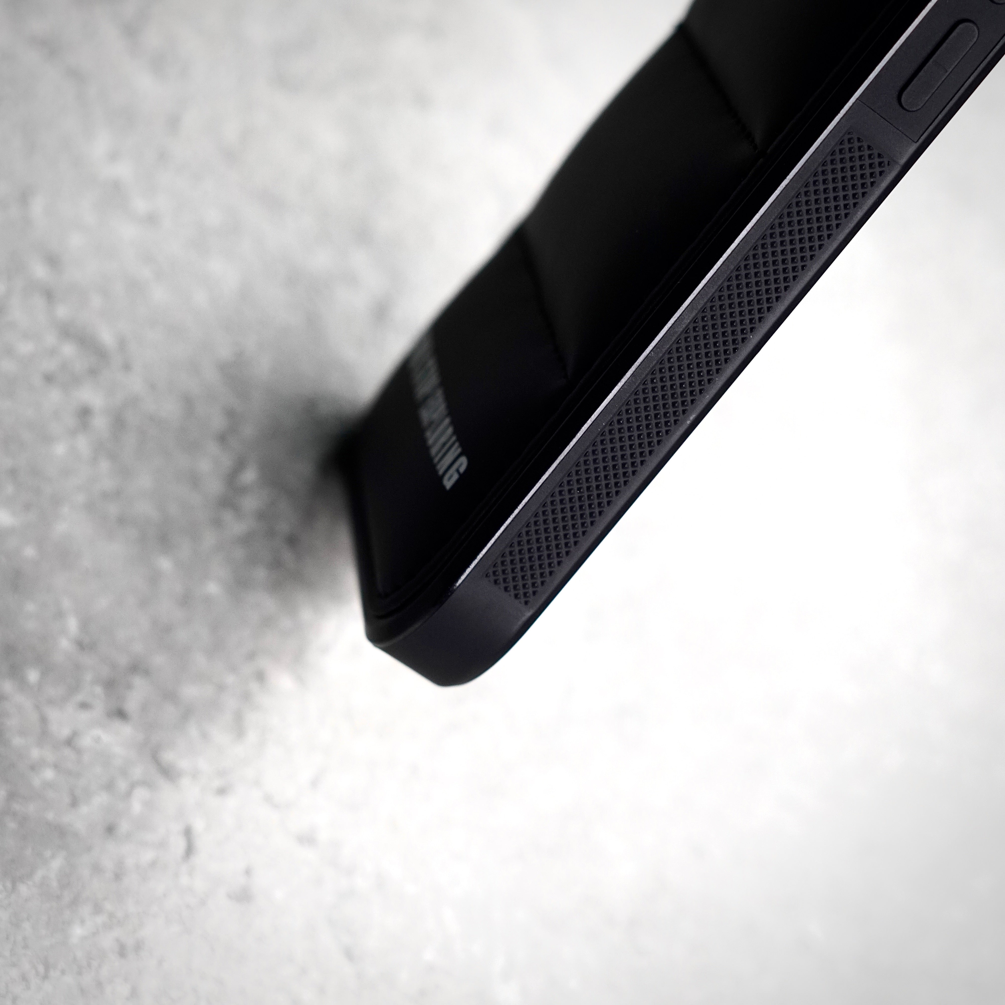 Puffer Case | Solid Protection for IPhone