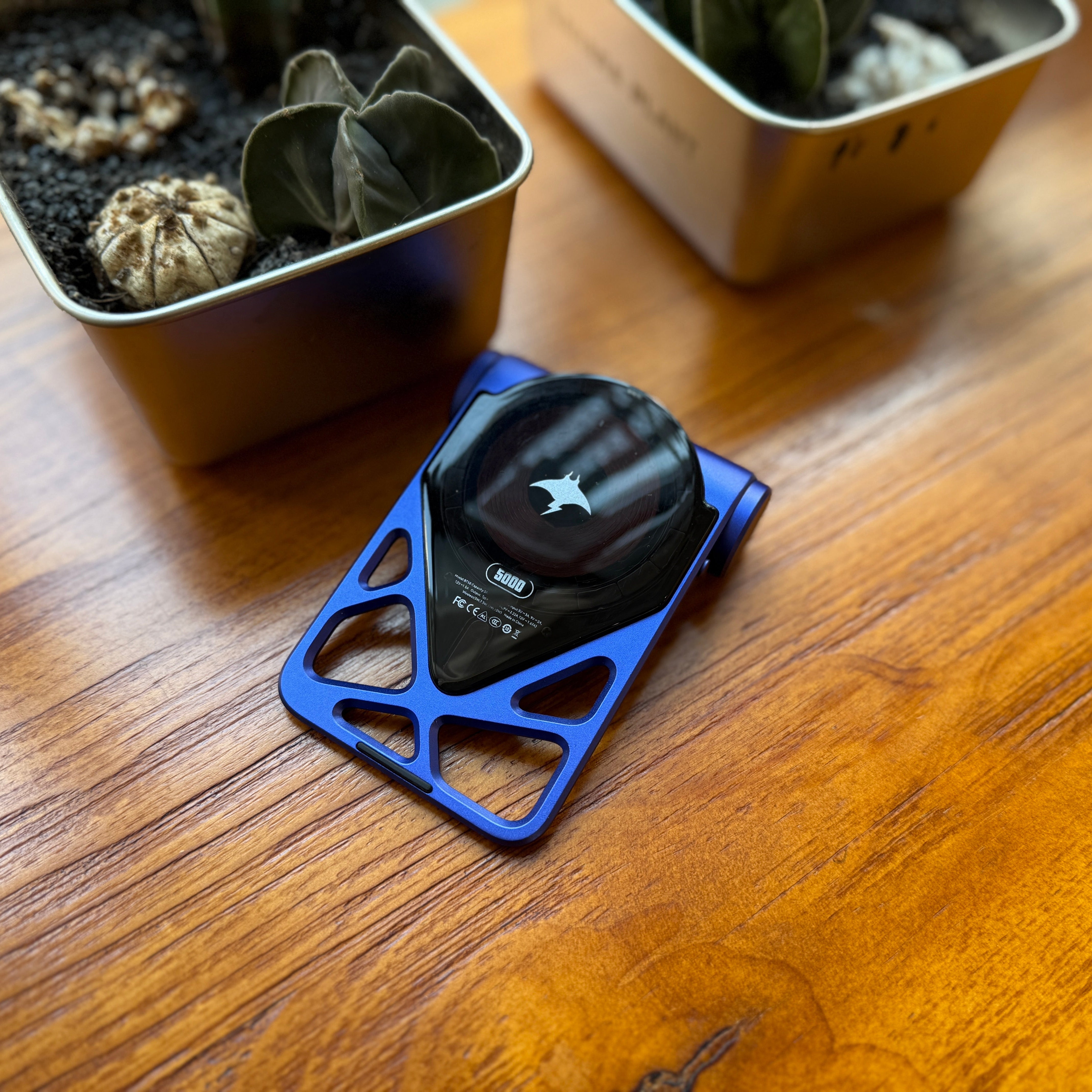 MANTA Ultra Slim PowerBank | 5000mAh | MagSafe Wirless Charge | Short Cable Included