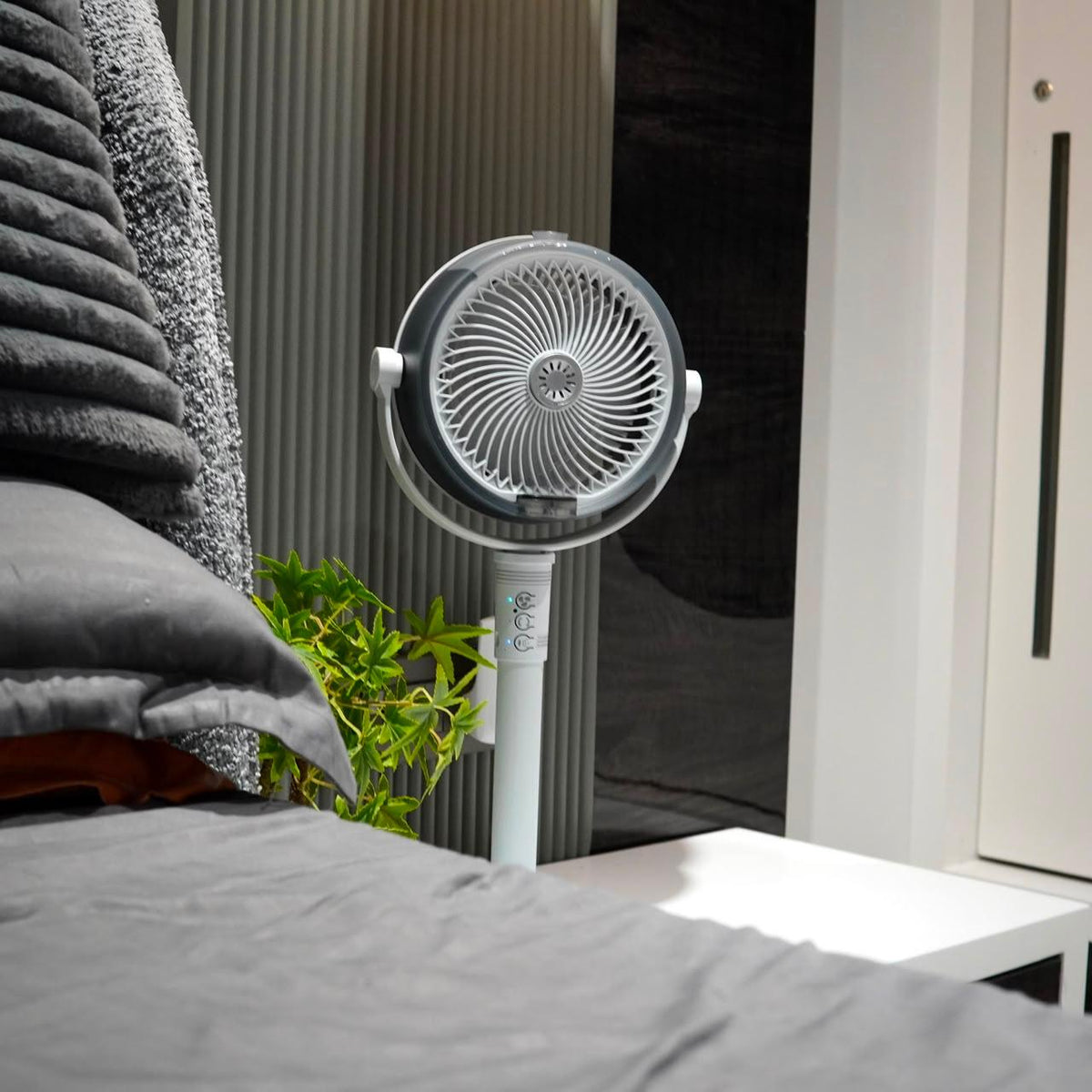 umidification Floor Fan, Portable USB & Battery Operated Rechargeable Mist Fan with Smart Remote Control, 4000mAh Battery, 4 Speed Modes, 150° Swing, Up to 2H Runtime Whit