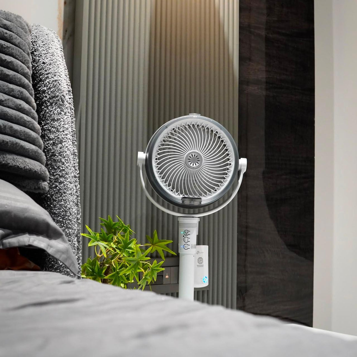 umidification Floor Fan, Portable USB & Battery Operated Rechargeable Mist Fan with Smart Remote Control, 4000mAh Battery, 4 Speed Modes, 150° Swing, Up to 2H Runtime Whit