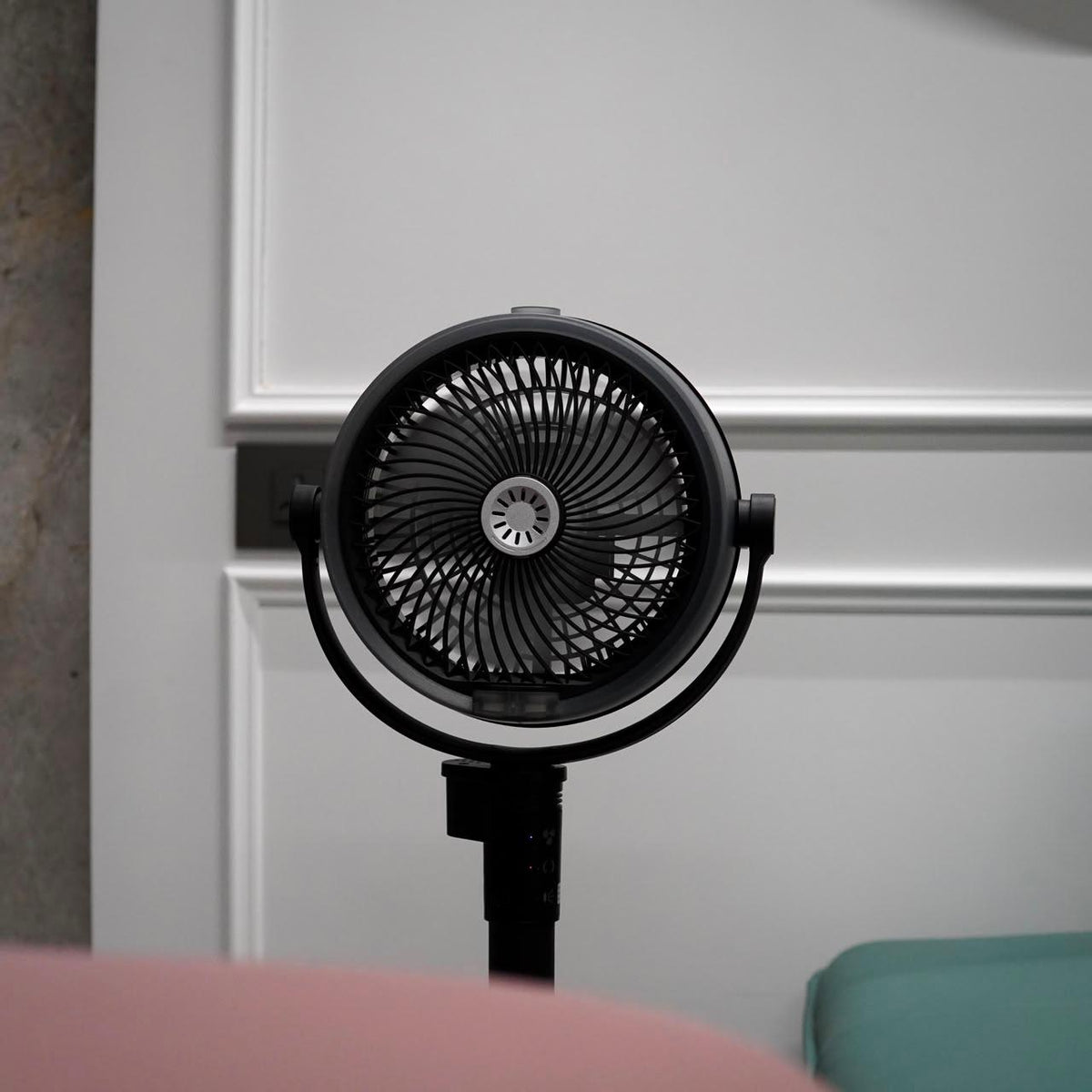 umidification Floor Fan, Portable USB & Battery Operated Rechargeable Mist Fan with Smart Remote Control, 4000mAh Battery, 4 Speed Modes, 150° Swing, Up to 2H Runtime Whit