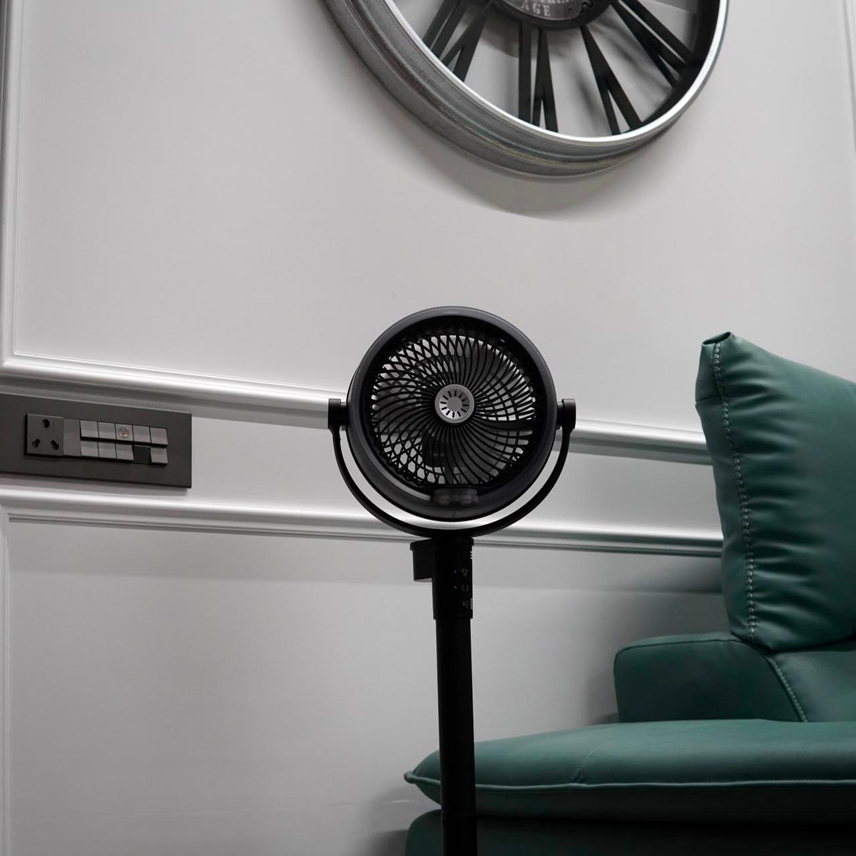 umidification Floor Fan, Portable USB & Battery Operated Rechargeable Mist Fan with Smart Remote Control, 4000mAh Battery, 4 Speed Modes, 150° Swing, Up to 2H Runtime Whit