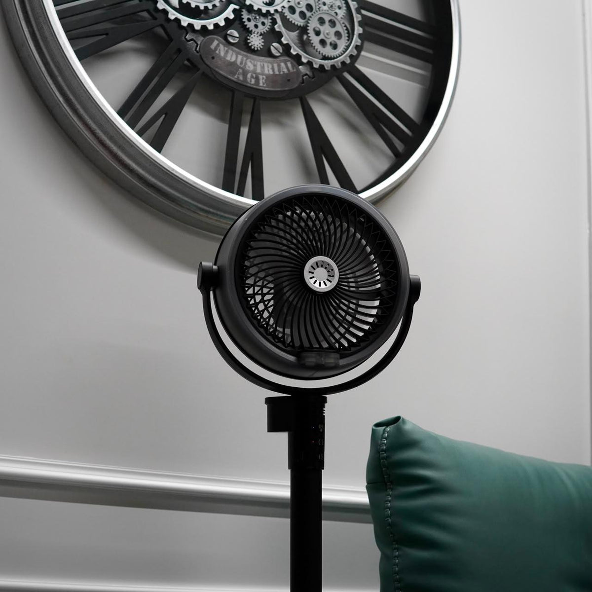 umidification Floor Fan, Portable USB & Battery Operated Rechargeable Mist Fan with Smart Remote Control, 4000mAh Battery, 4 Speed Modes, 150° Swing, Up to 2H Runtime Whit