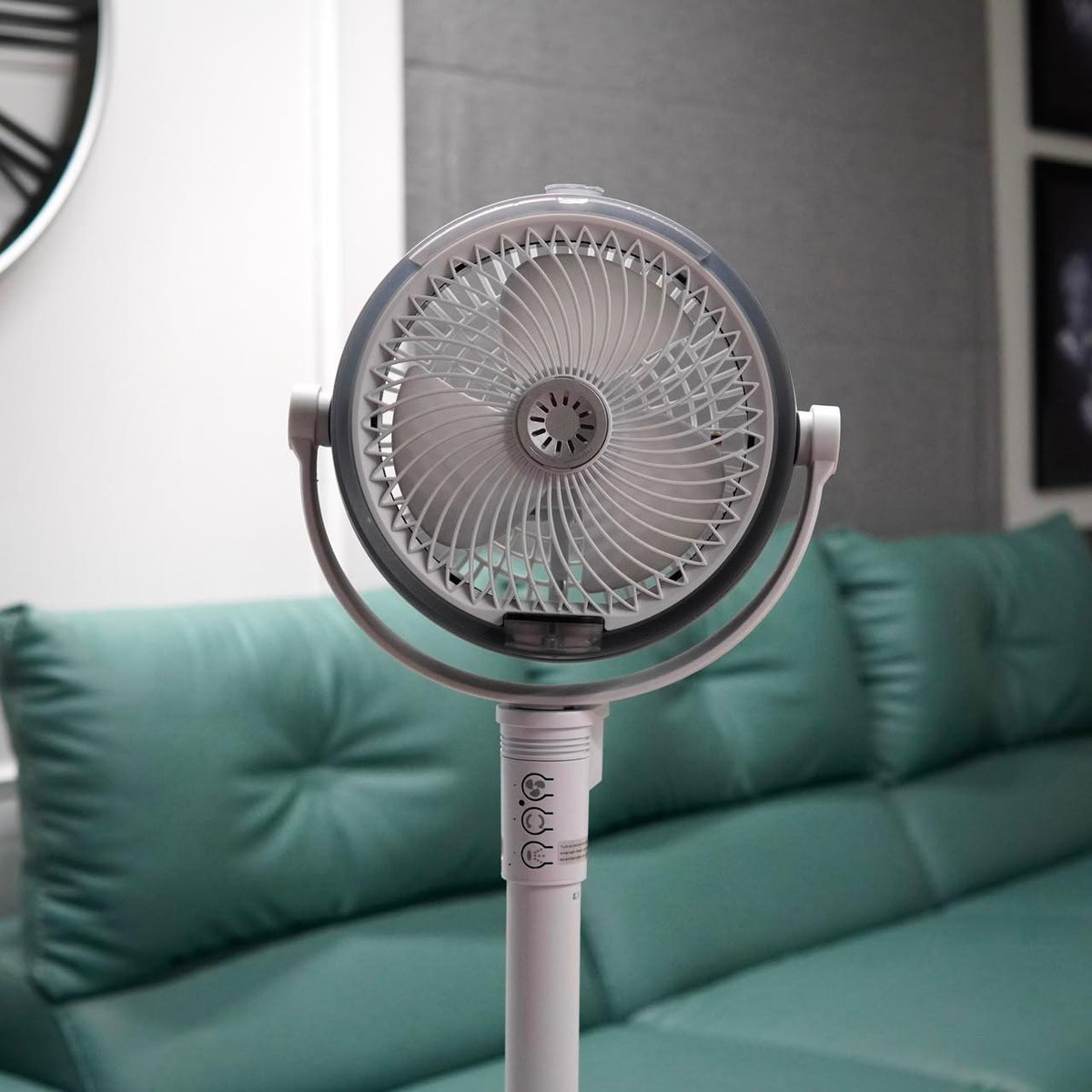 umidification Floor Fan, Portable USB & Battery Operated Rechargeable Mist Fan with Smart Remote Control, 4000mAh Battery, 4 Speed Modes, 150° Swing, Up to 2H Runtime Whit